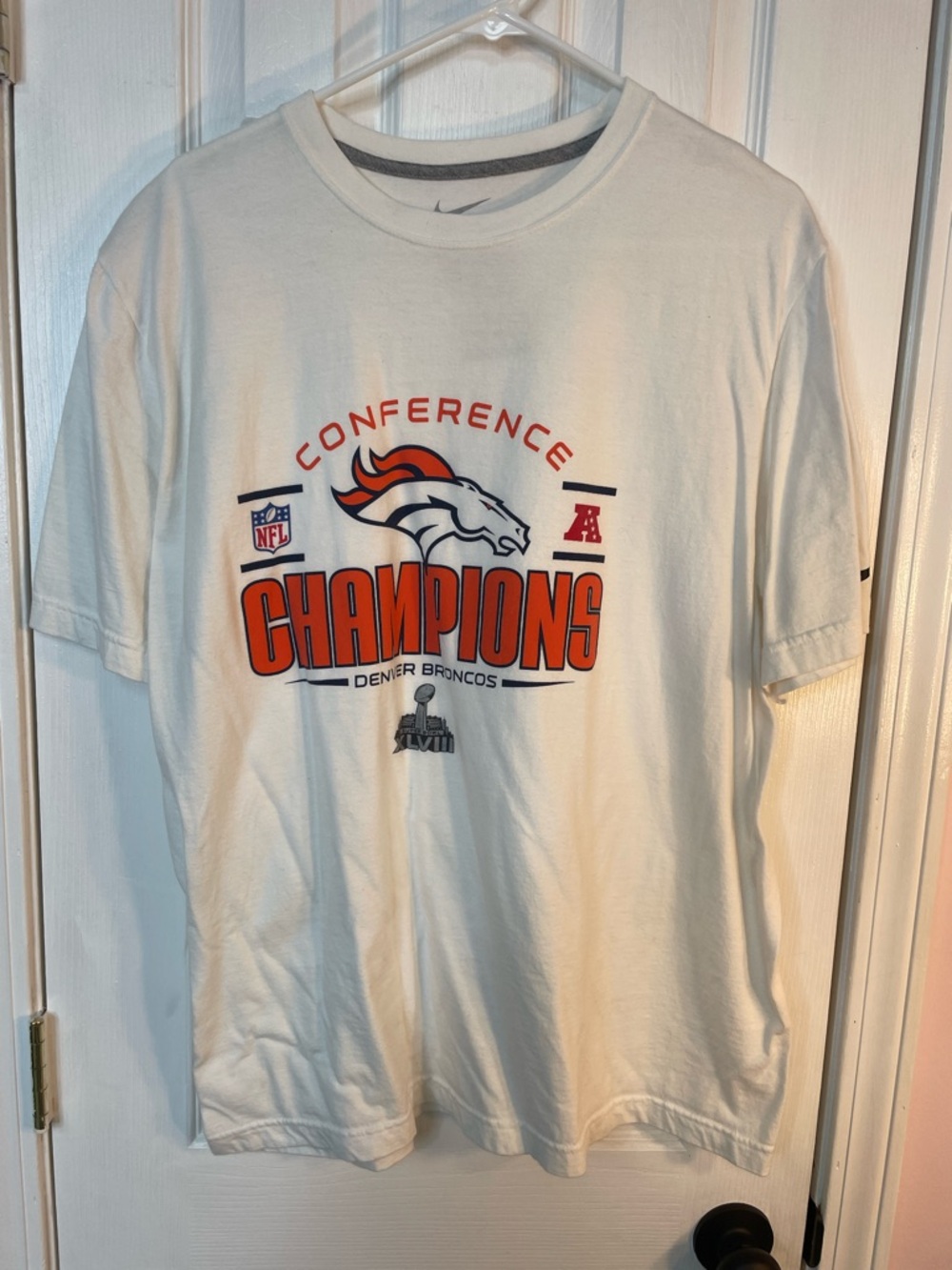 Nike White T-Shirt with Gray Print - XL